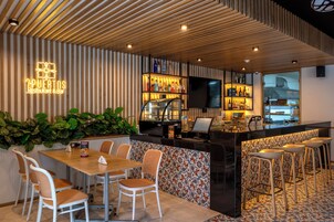 2 restaurants, breakfast served