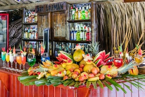 4 Bars/Lounges, Bar im Pool, Strandbar