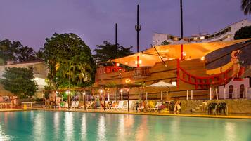 2 hồ bơi ngoài trời, ghế dài tắm nắng