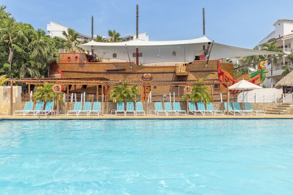 2 piscinas al aire libre, tumbonas, socorrista en las instalaciones