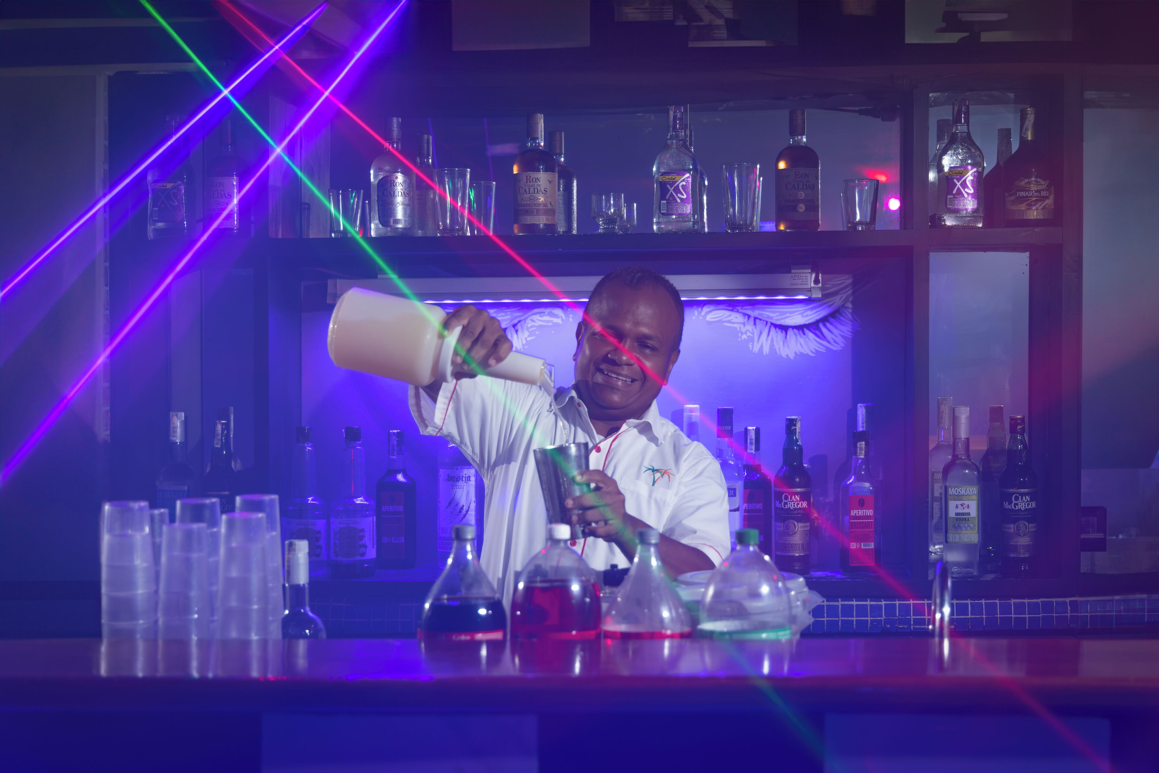 Een bar met verschillende drankflessen en glazen.