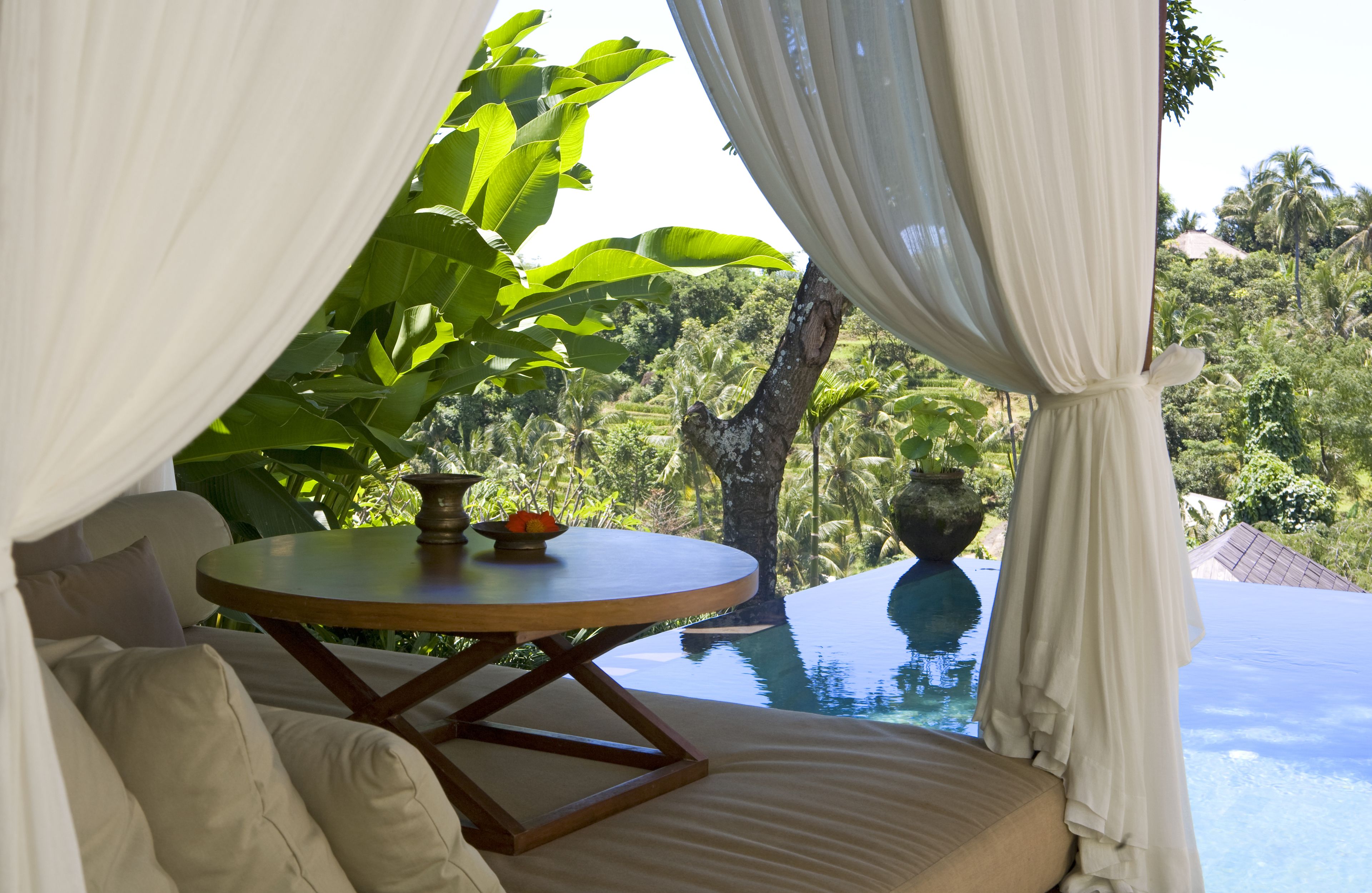 Minibar, caja de seguridad en la habitación y decoración personalizada 