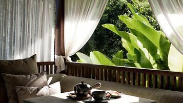 43-inch Smart TV with satellite channels, Netflix, streaming services