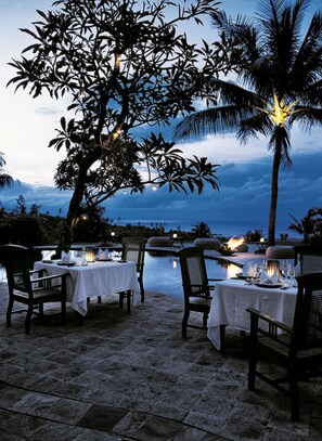 Outdoor pool, pool umbrellas, pool loungers - The Damai (Sukasada)