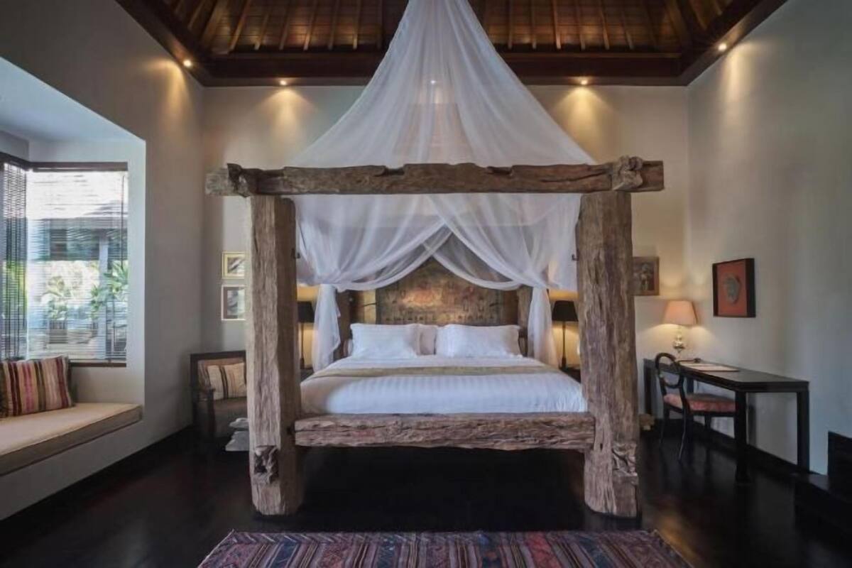 Minibar, caja de seguridad en la habitación y decoración personalizada