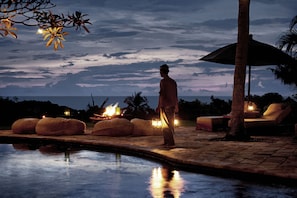 Outdoor pool, pool umbrellas, sun loungers - The Damai (Sukasada)