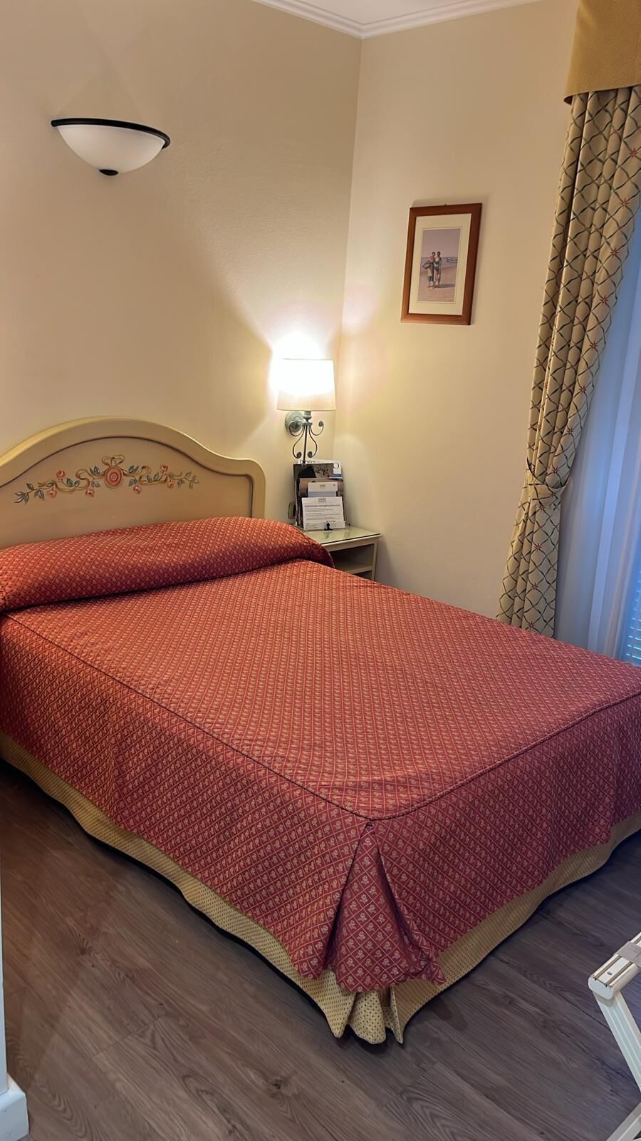 1 habitación, cubrecamas, minibar y caja de seguridad en la habitación 
