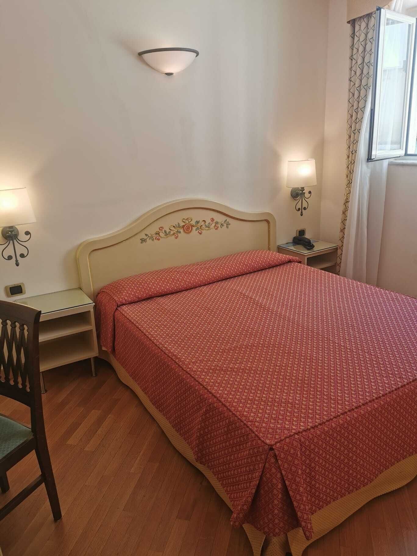 1 habitación, cubrecamas, minibar y caja de seguridad en la habitación 