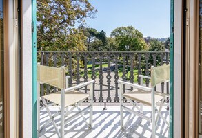 Habitación superior con 1 cama doble o 2 individuales, vistas al jardín | Balcón