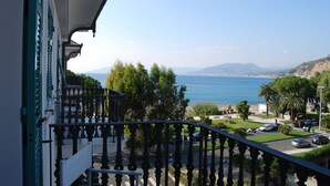 Un balcón con vistas al mar y a las montañas.