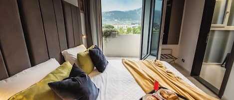 Minibar, coffres-forts dans les chambres, bureau