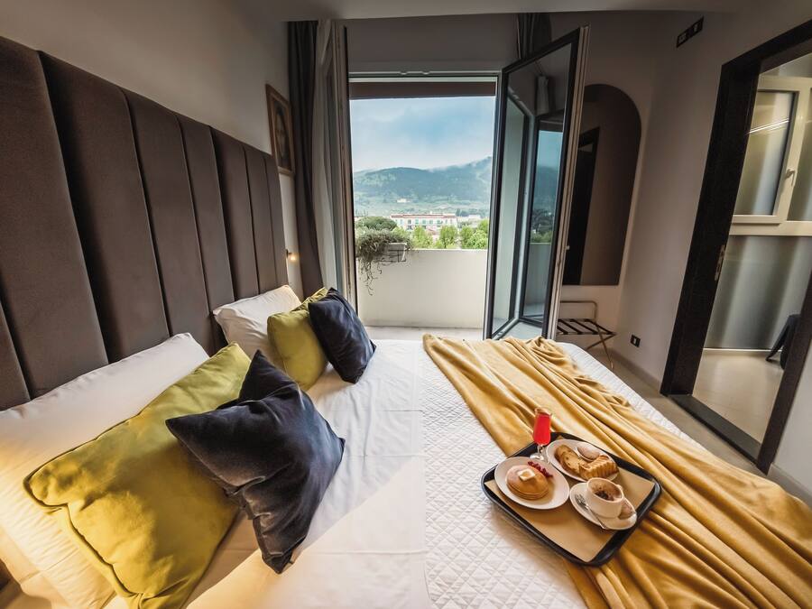 Comfort Double or Twin Room | Bar mini, peti besi dalam bilik, meja, ruang kerja komputer riba