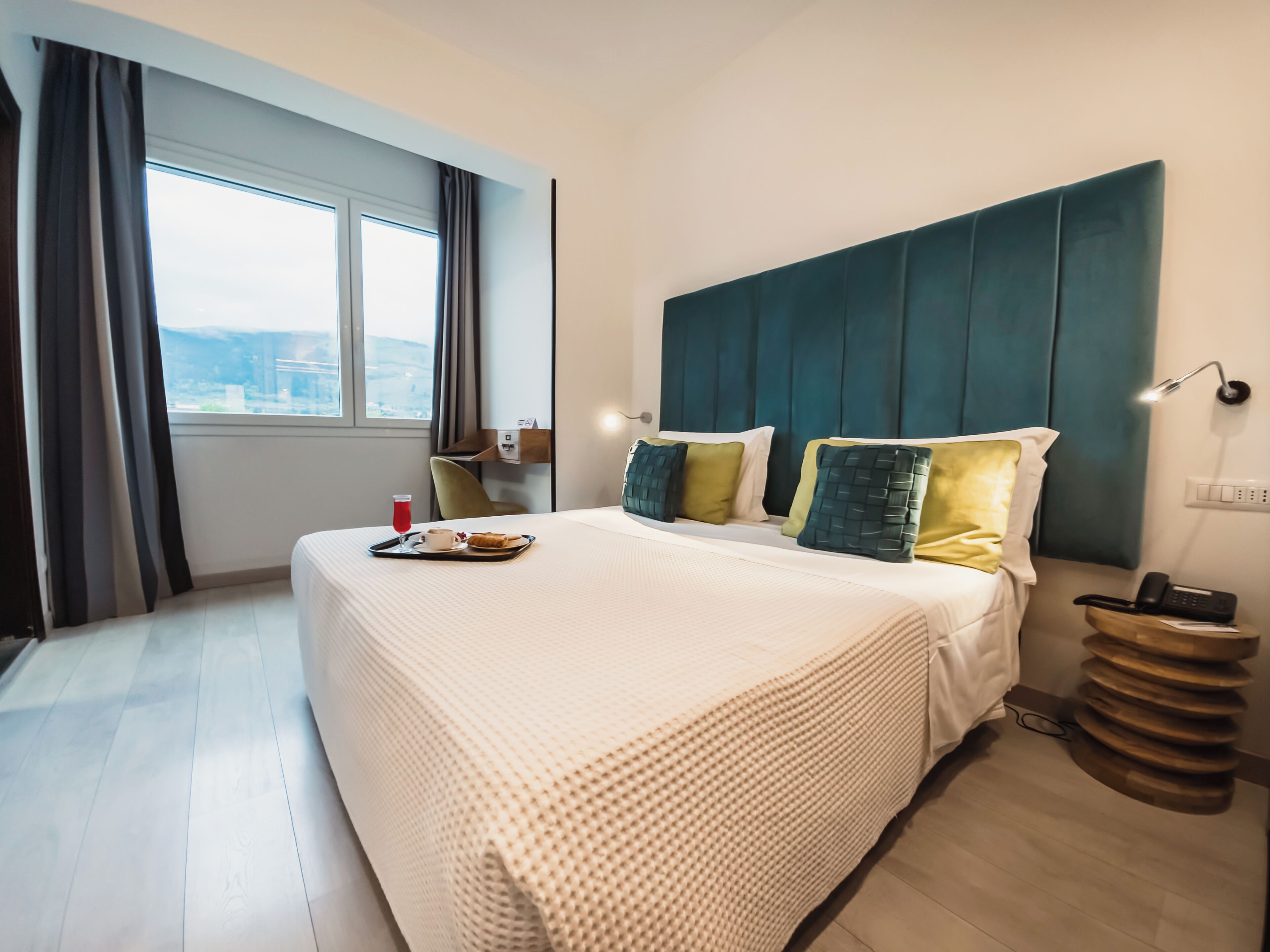 มินิบาร์, ตู้นิรภัยในห้องพัก, โต๊ะทำงาน, พื้นที่ทำงานแบบใช้แล็ปท็อป