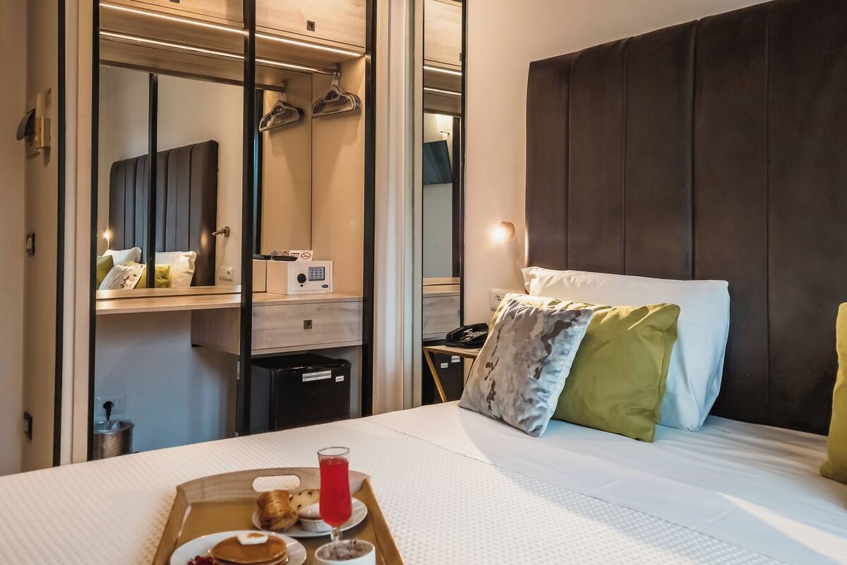 Classic-Doppelzimmer zur Einzelnutzung | Minibar, Zimmersafe, Schreibtisch, laptopgeeigneter Arbeitsplatz