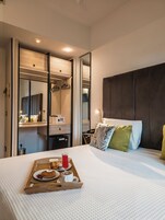 Quarto casal clássico de uso individual | Frigobar, cofres nos quartos, escrivaninha