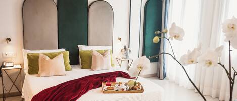 舒适双人房或双床房 | 迷你吧、客房内保险箱、办公桌、笔记本电脑工作区