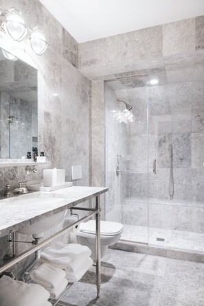 Suite (Beacon Hill) | Bagno | Combinazione doccia/vasca, set di cortesia firmato, asciugacapelli