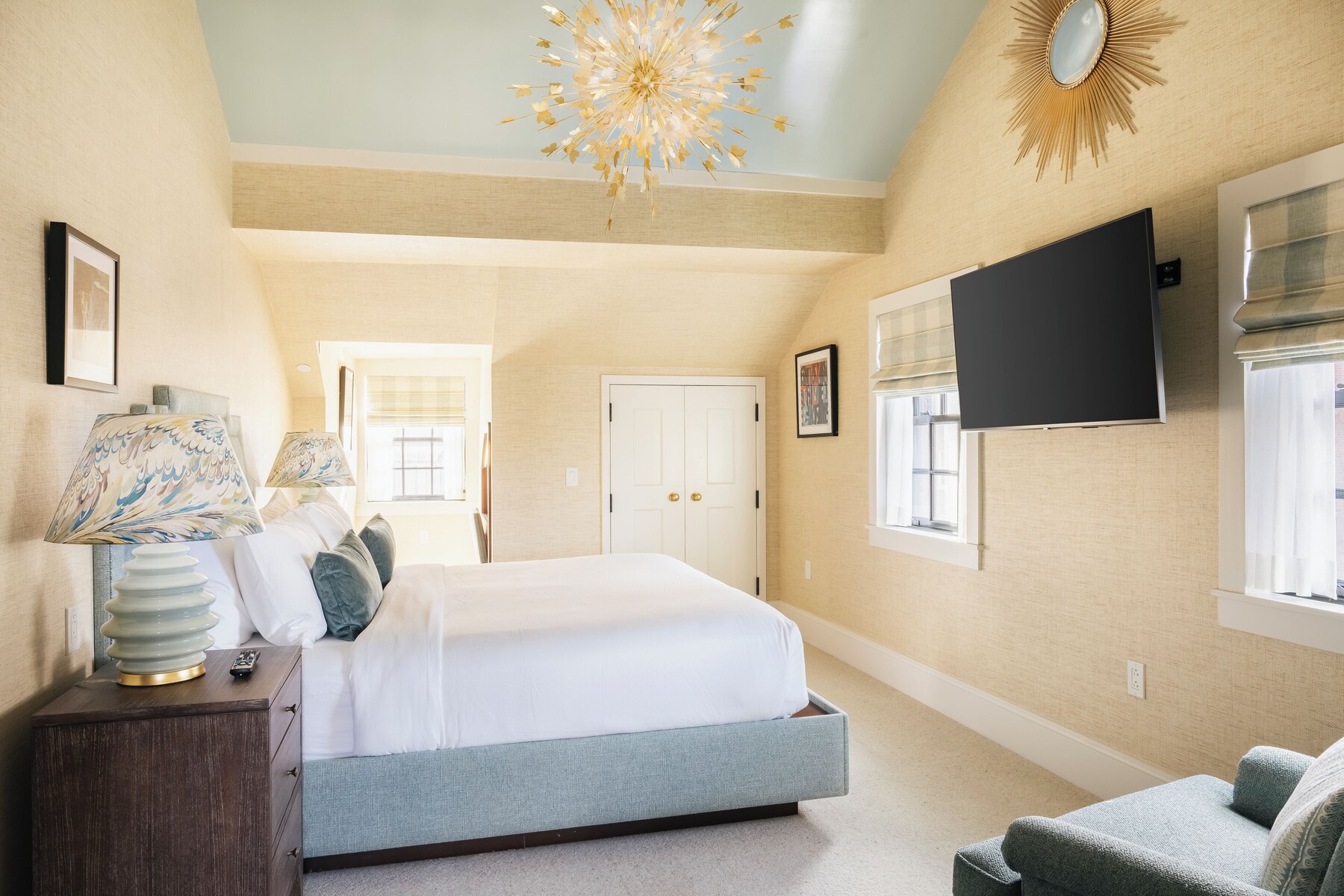 Suite (Beacon Hill) | Egyptian cotton sheets, premium bedding, down duvets, pillow-top beds