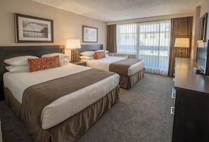 In-room safe, desk, blackout drapes, iron/ironing board - Embassy Inn (Victoria)