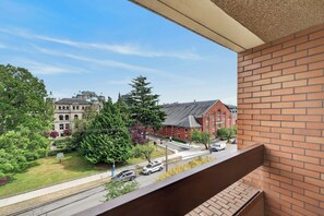 Room - Embassy Inn (Victoria)