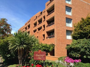 Exterior - Embassy Inn (Victoria)