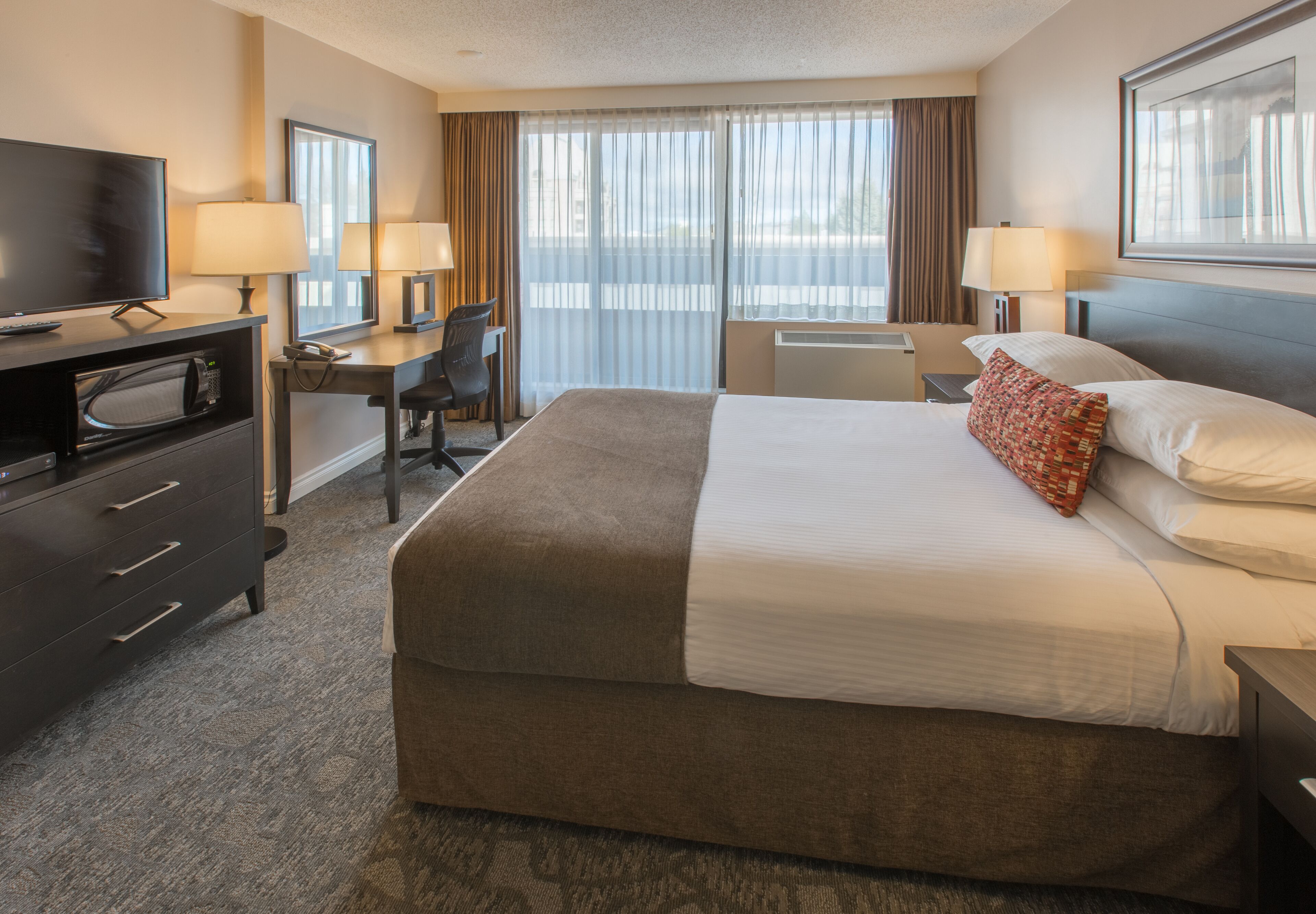 standard room, 1 queen bed | in-room safe, desk, blackout curtains, iron/ironing board