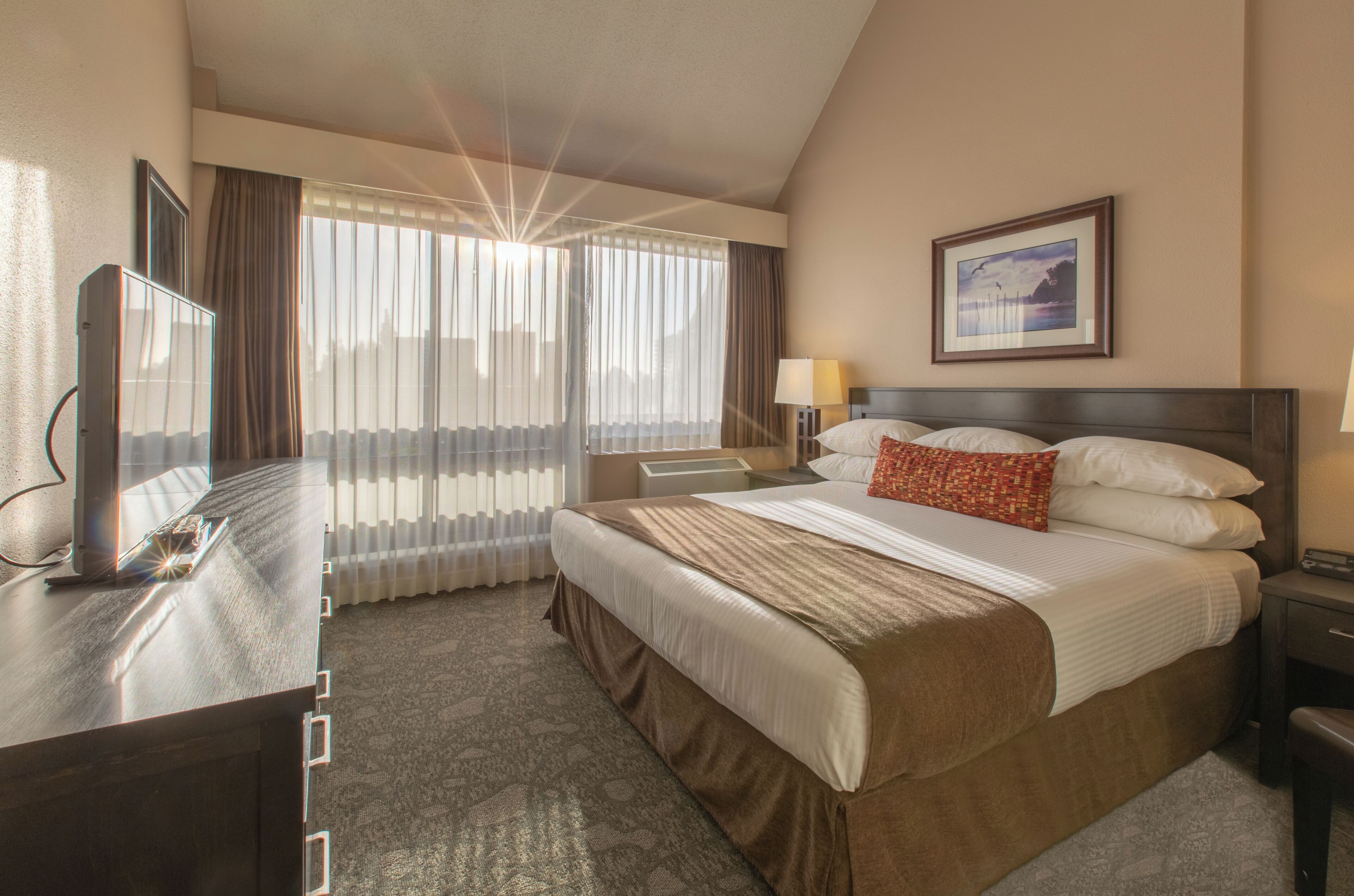 Traditionelt værelse - 1 kingsize-seng | Pengeskab på værelset, skrivebord, mørklægningsgardiner