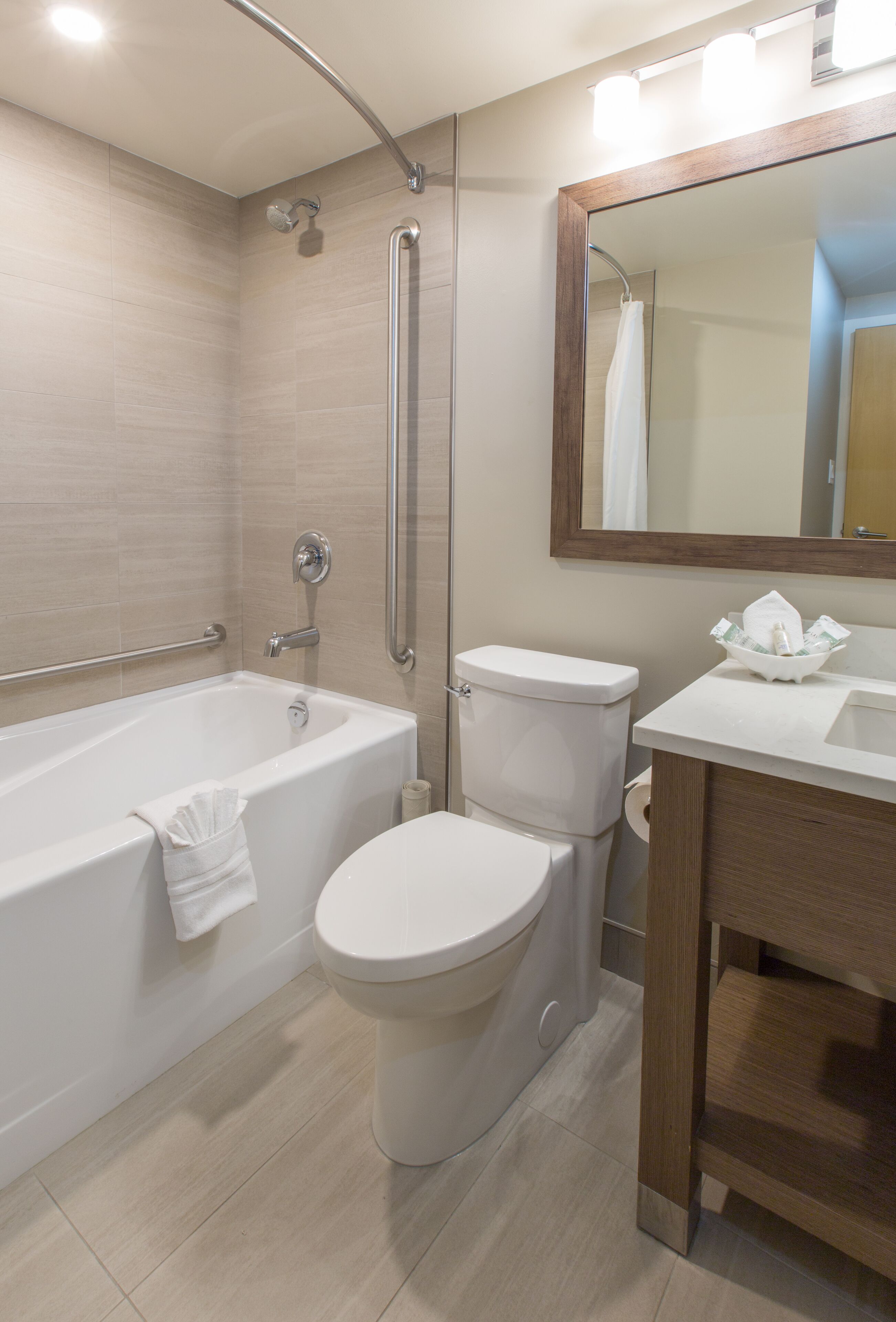 combined shower/bathtub, eco-friendly toiletries, hair dryer, towels