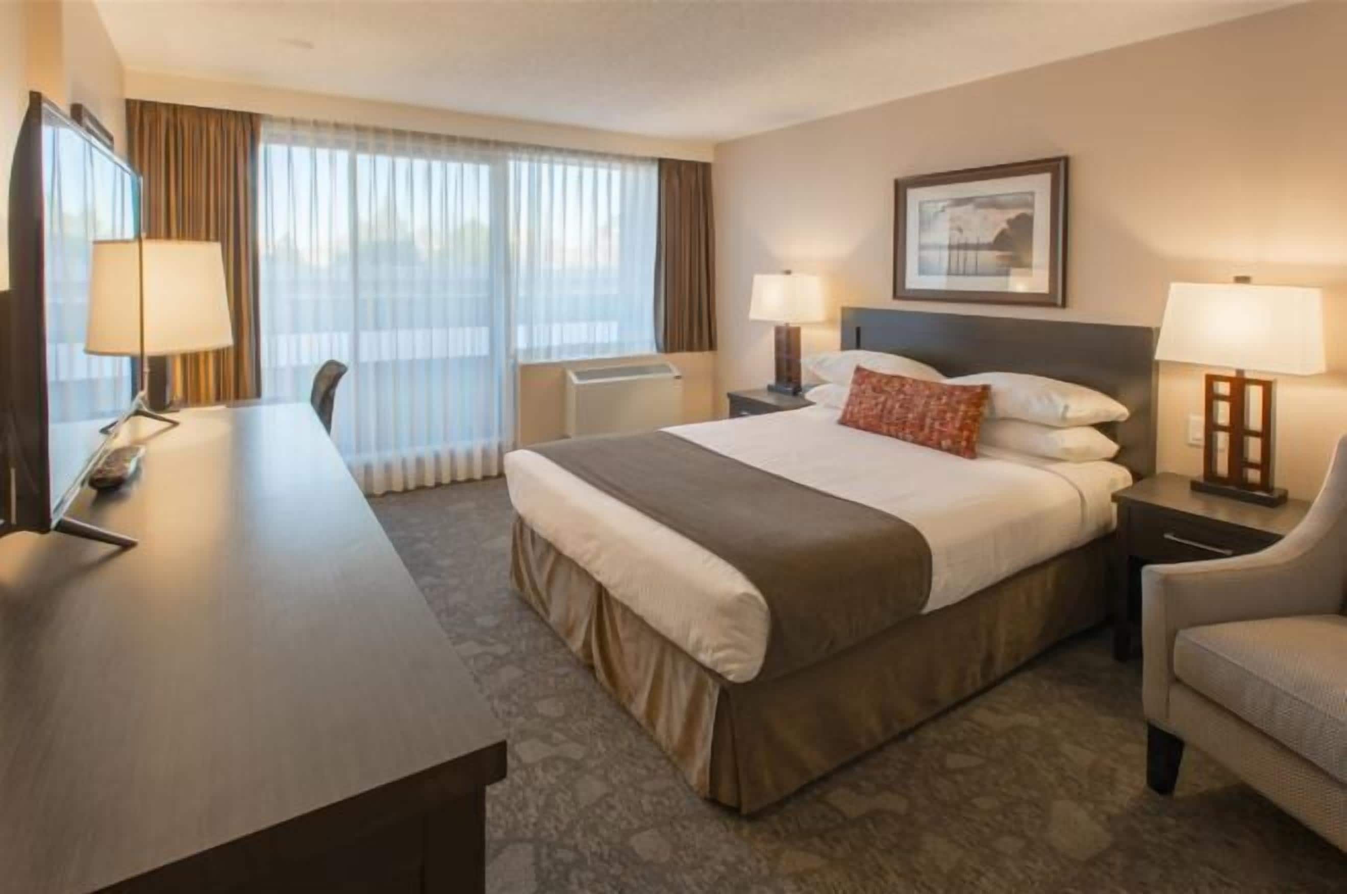 خزنة داخل الغرفة ومكتب وستائر تعتيم ومكواة/لوح كي