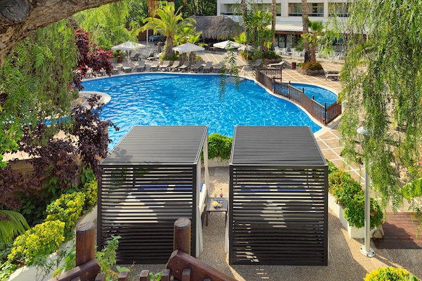 Utendørsbasseng og solsenger