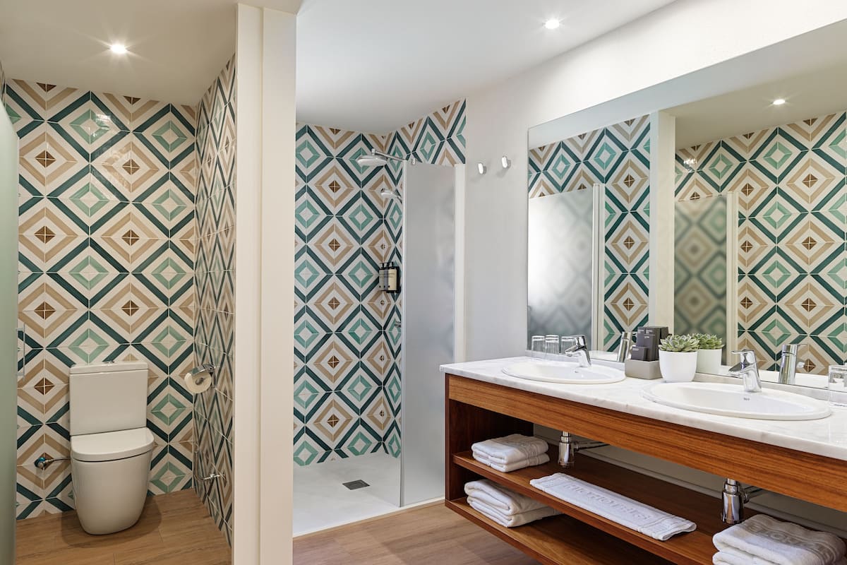 eco-friendly toiletries, hair dryer, towels