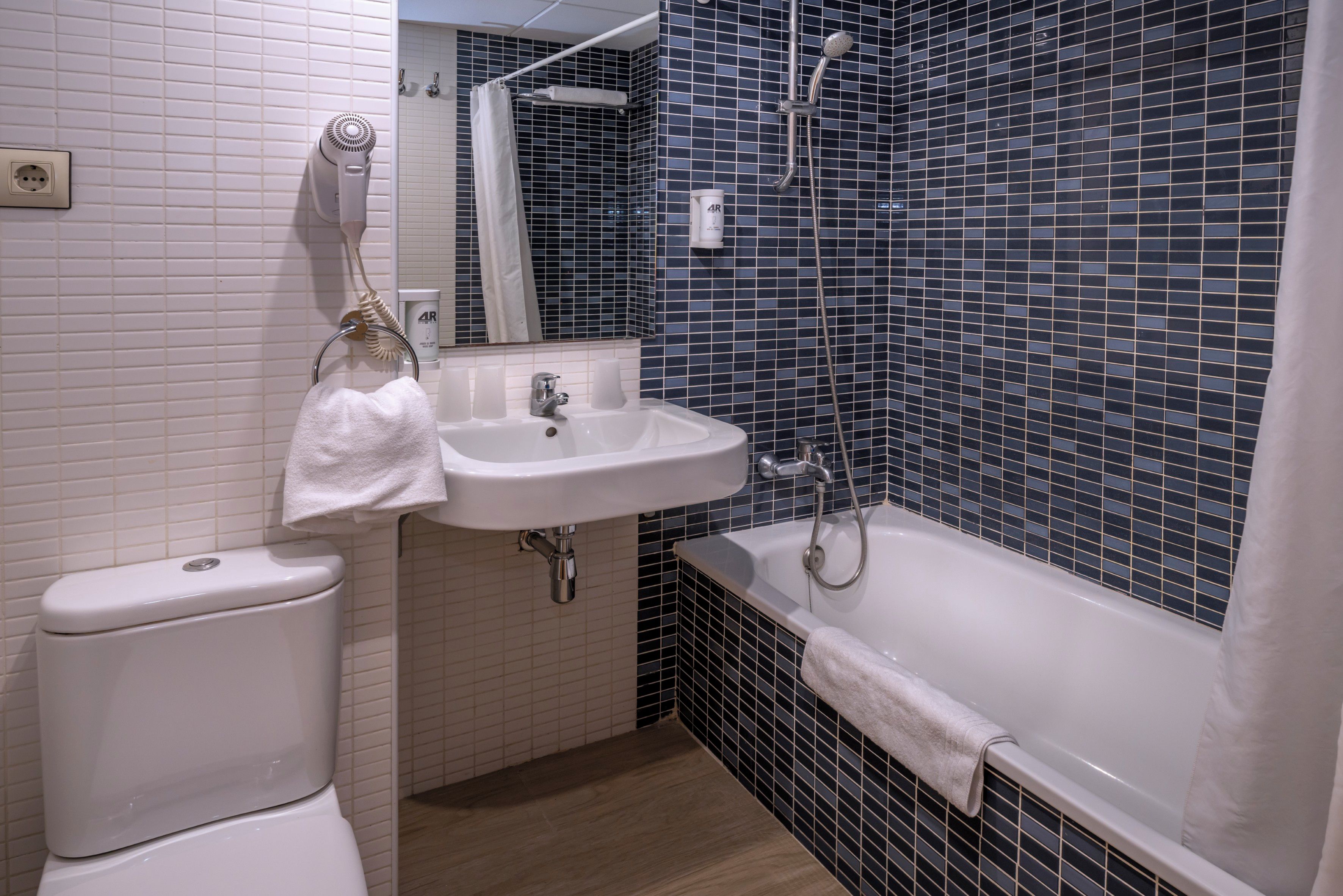 Ein Badezimmer mit Toilette, Waschbecken und Badewanne.