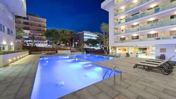 Una piscina techada, una piscina al aire libre