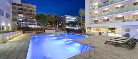 Una piscina cubierta, una piscina al aire libre