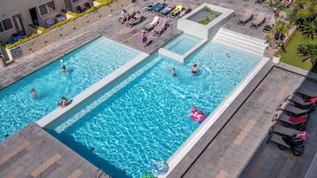 Piscine couverte, piscine extérieure