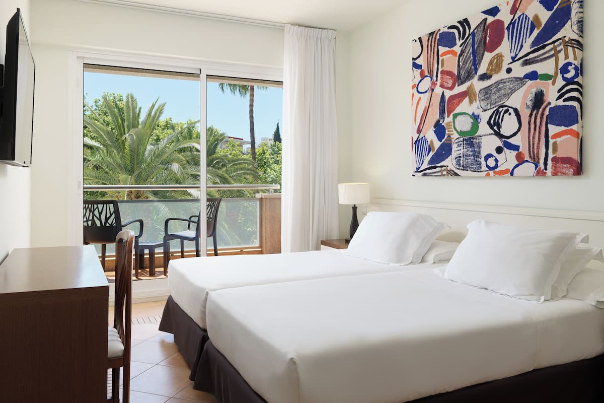 In-room safe, desk, laptop workspace, free WiFi