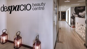 A hallway with a sign reading "despacio beauty centre" and three lit lanterns. - H10 Vintage Salou - Adults Only (Salou)