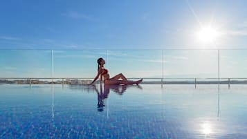 2 piscine all'aperto, ombrelloni da piscina, lettini