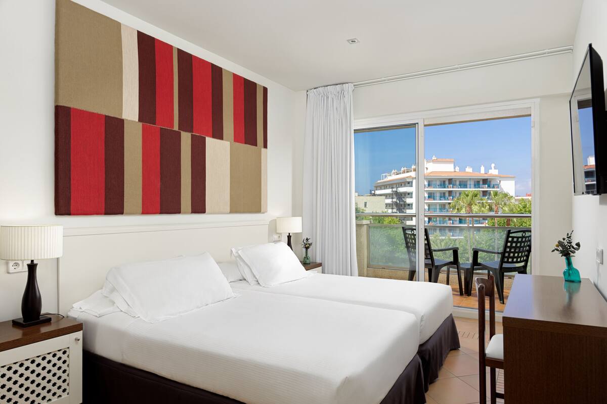 In-room safe, desk, laptop workspace, free WiFi