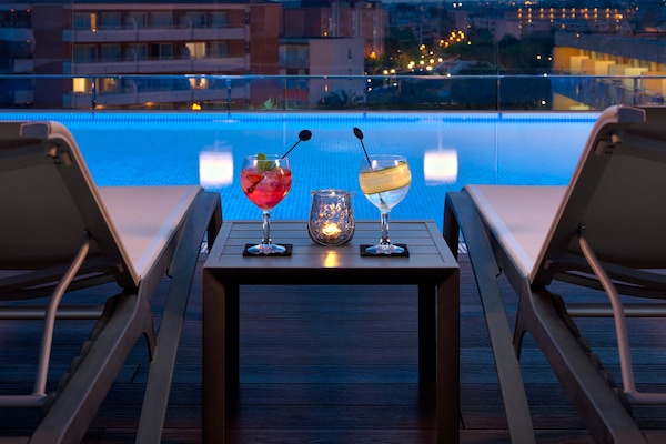 2 piscine all'aperto, ombrelloni da piscina, lettini