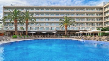 2 つの屋外プール、プール パラソル、サンラウンジャー