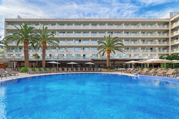 2 ulkouima-allasta, aurinkovarjoja, aurinkotuoleja