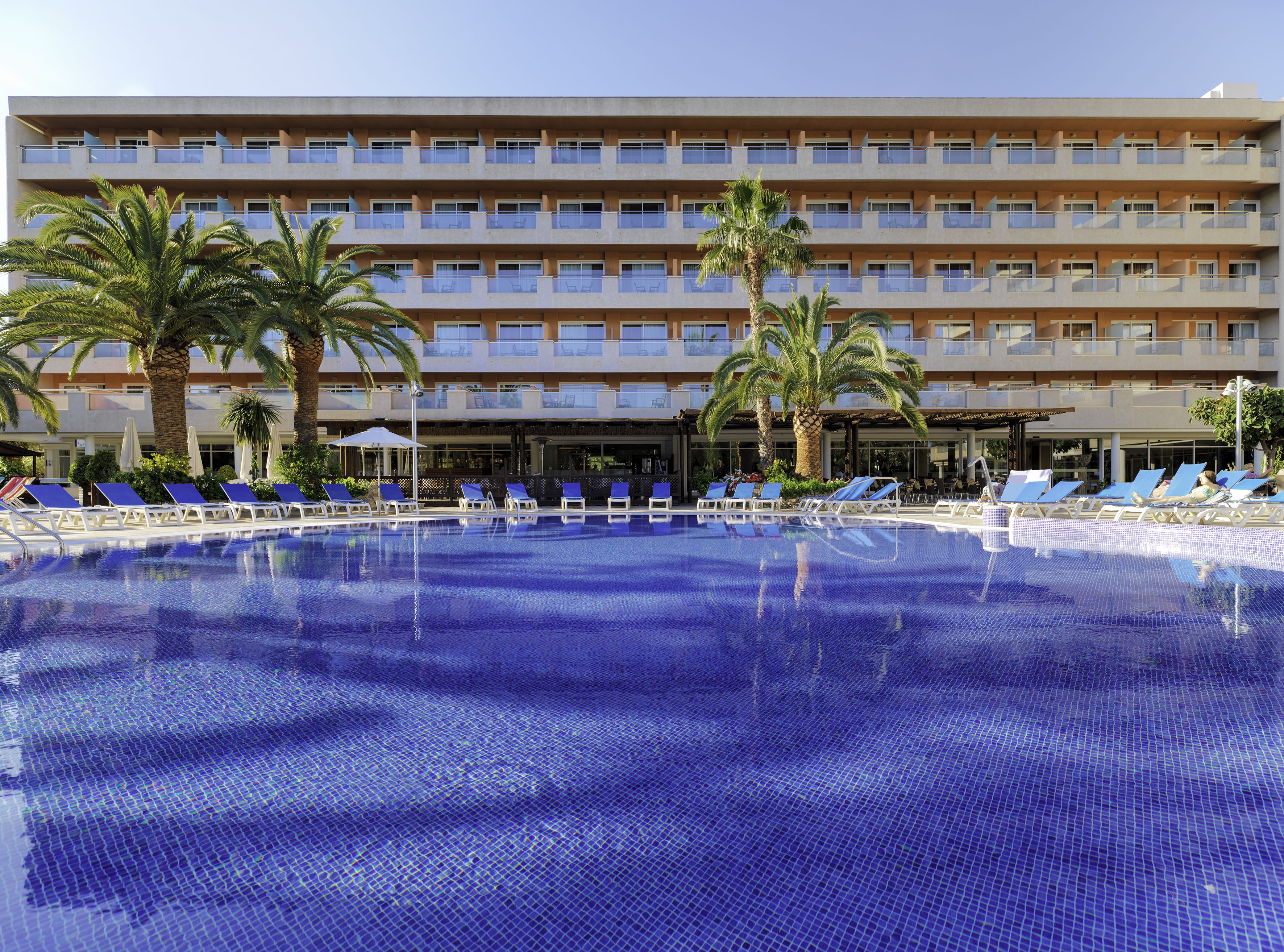 2 outdoor pools, pool umbrellas, sun loungers