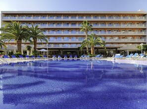 2 ulkouima-allasta, aurinkovarjoja, aurinkotuoleja