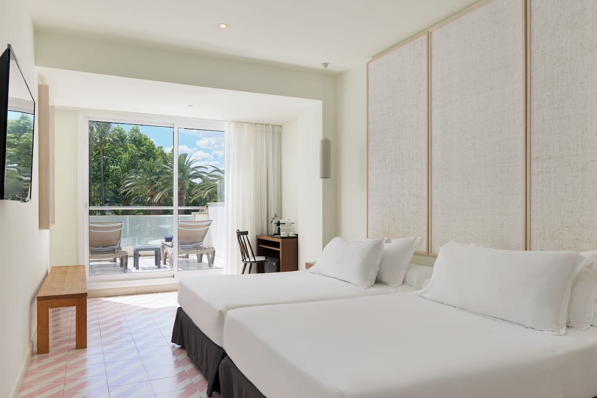 In-room safe, desk, laptop workspace, free WiFi