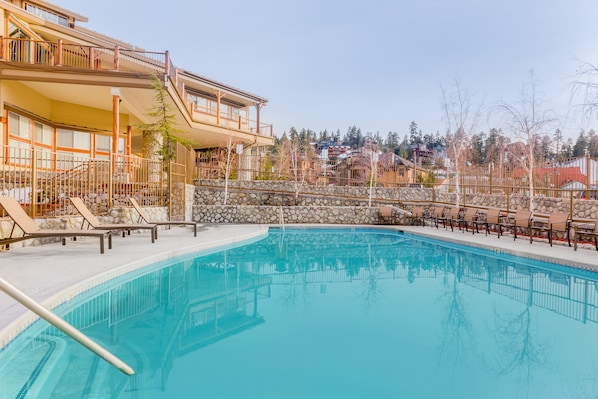 Seasonal outdoor pool - Holiday Inn Resort The Lodge At Big Bear Lake by IHG (Big Bear Lake)