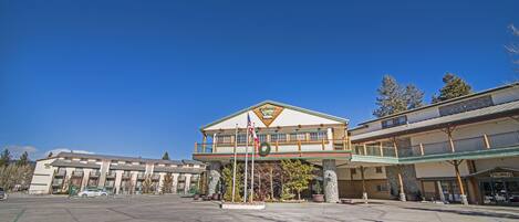 A hotel with a central building and a covered walkway.