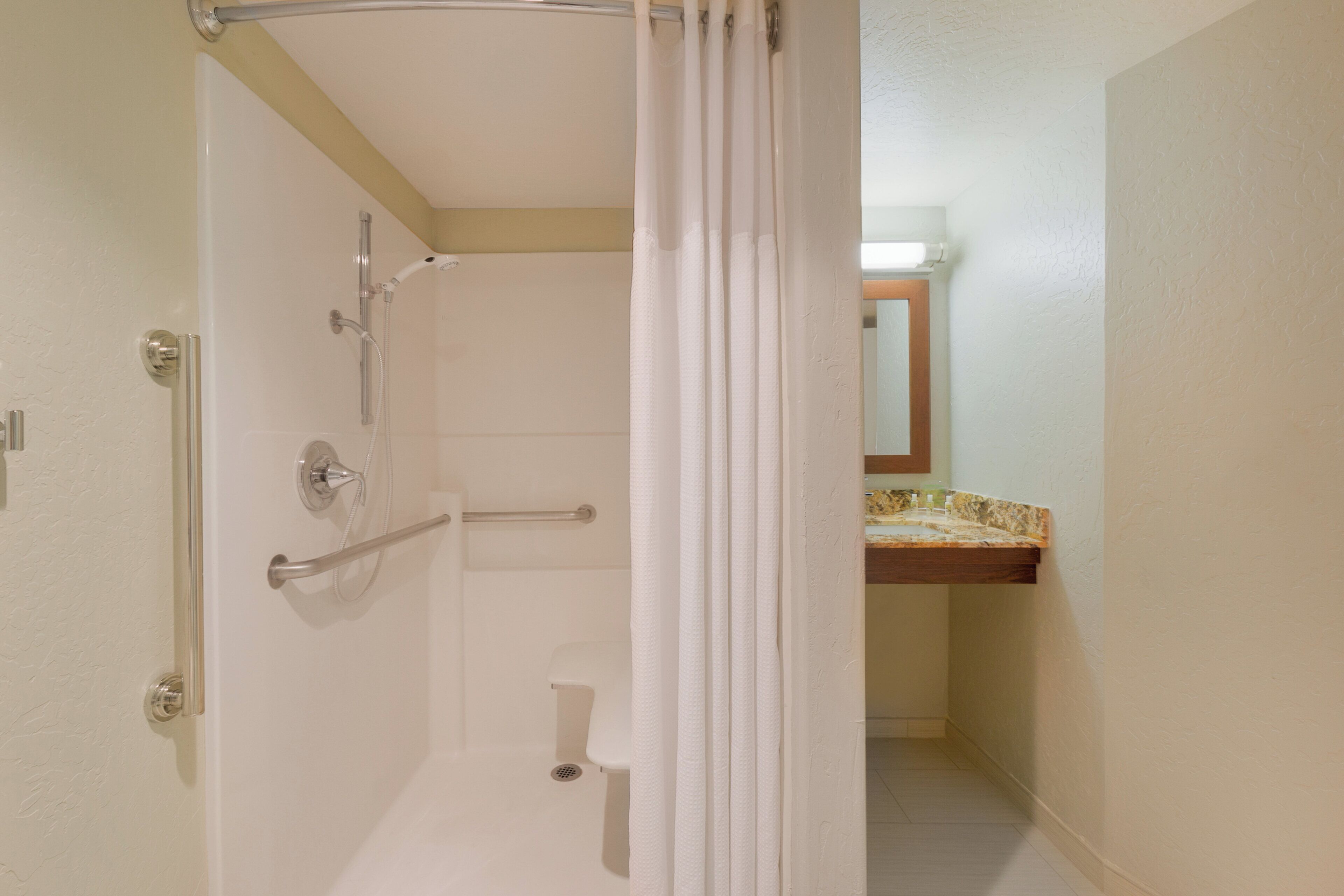 Un baño con ducha, inodoro y lavabo.