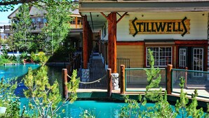 Un edificio Stillwell con piscina y terraza de madera.