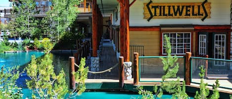 Un bâtiment de type Stillwell doté d’une piscine et d’une terrasse en bois.